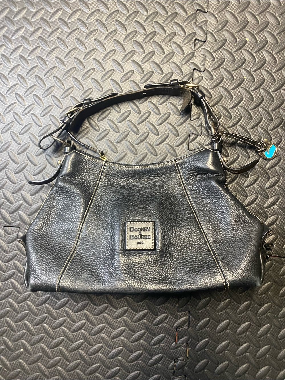 VTG Dooney & Bourke Hobo Shoulder Bag Black Pebbled Leather Slouchy Red Lining
